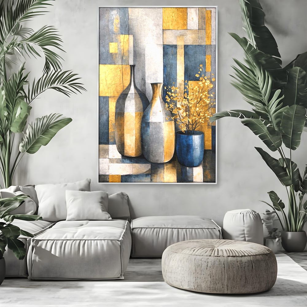 Tablou canvas cu pictura abstracta cu vaze si flori aurite, in rama de aluminiu argintiu, pe perete intr-un living